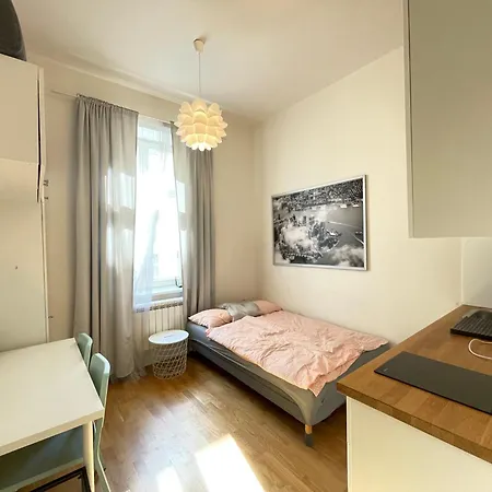 Cosy Small In 1 On Metro Muzeum 아파트