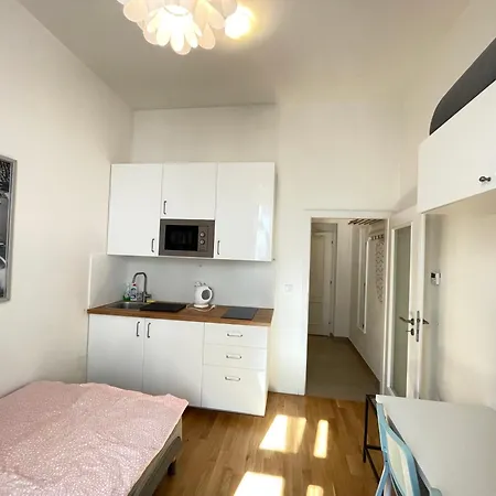 Cosy Small In 1 On Metro Muzeum 아파트 *